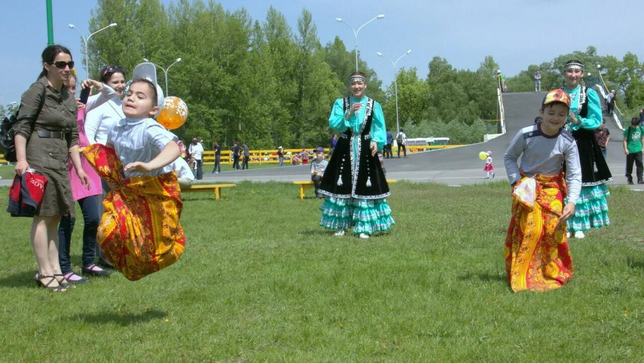 Сабантуй уфа. Праздник Сабантуй танцы Башкирия. Причёска на Сабантуй. Сабантуй в Уфе фото. Праздник Сабантуй Ухта.