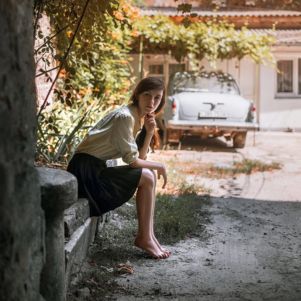 Девушки двора. Девушки во дворе. Девушки двора. Женщина в подворотне. Девочка дома.