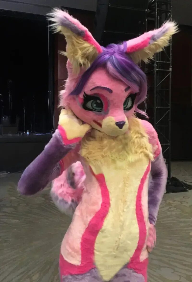 Furry cosplay. Фурсьют. Фурсьют Loona. Фурсьют сфинкса. Furry Pink фурсьют.