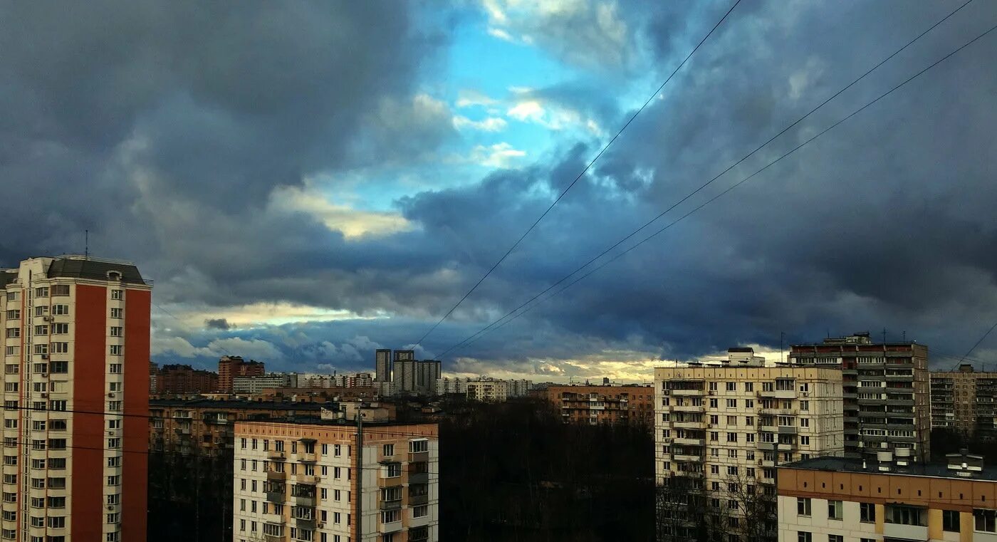 Пасмурный город. Пасмурное небо в городе. Хмурое небо в городе. Небо город облачно. Ветер г москва