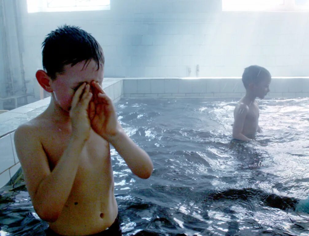 Мальчики в бассейне. Мальчик купается в бассейне. Мальчики в воде. Пацаны в бассейне.