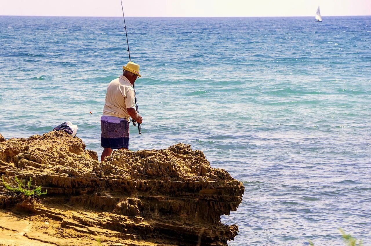 Рыбаки на берегу моря. Рыбак на берегу моря. Рыболовство в море. Рыбаки в море. Рыбак на пляже.