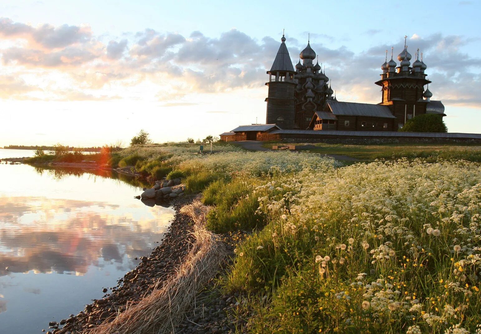 кижи музей-заповедник. кижи). архитектурный ансамбль кижского погоста. музейтзааоведник кижи. кижа.