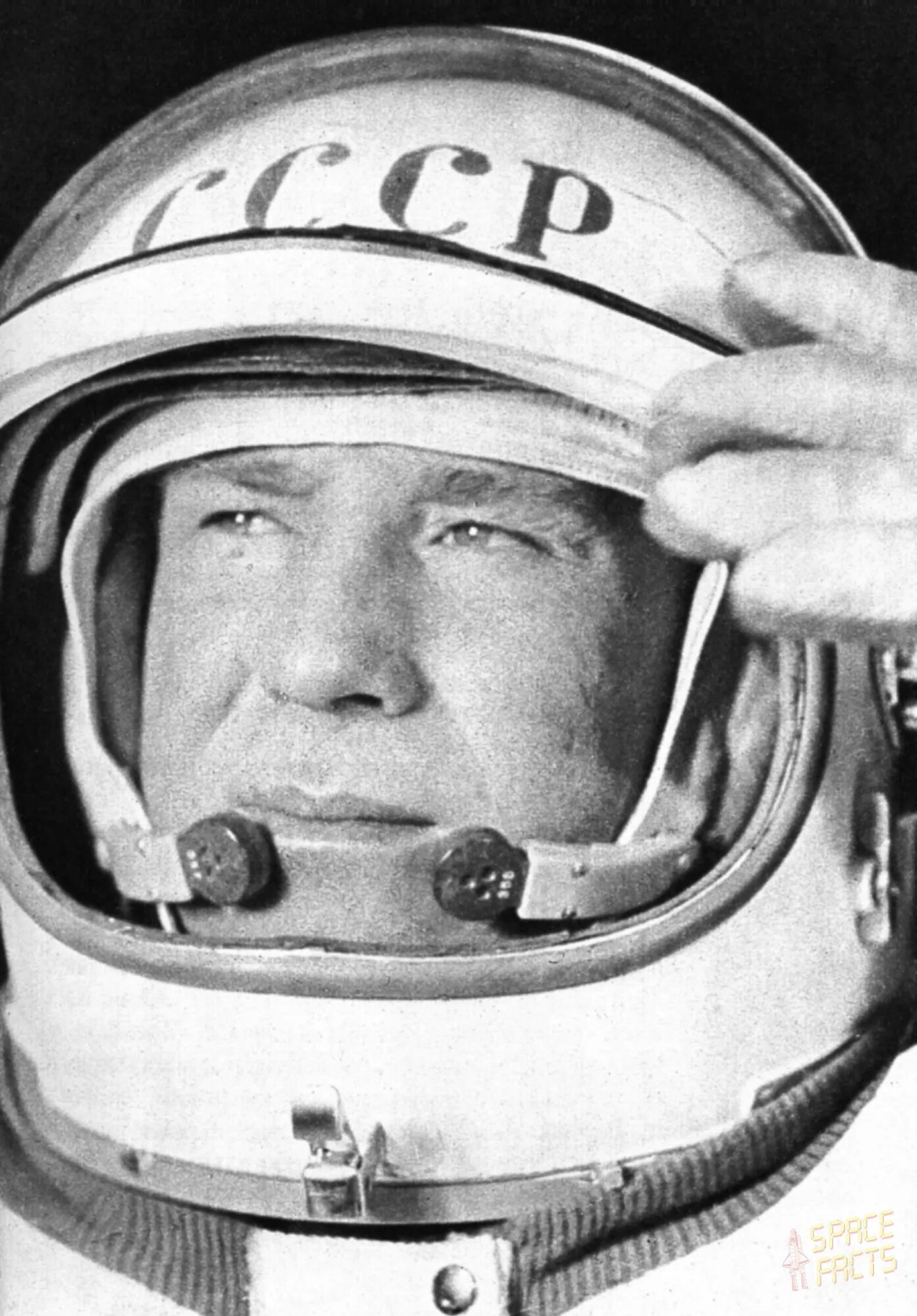 Том 2 космонавт. Алексей архипович леонов полет. Космонавтов 2. День космонавтики. Ковалёнок космонавт.