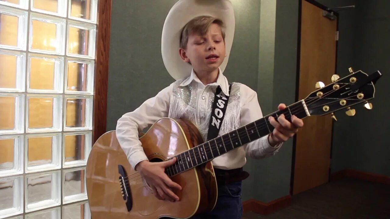 Мальчик поет про. Mason Ramsey. Ramsey певец. Мальчик поет. Юноша поет.