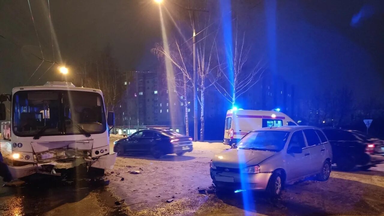 Чп йошкар. Происшествия йошкар-ола дтп вчера. авария в йошкар ола автобус. происшествия в йошкар-оле вчера дтп. вчерашнее чп йошкар ола.