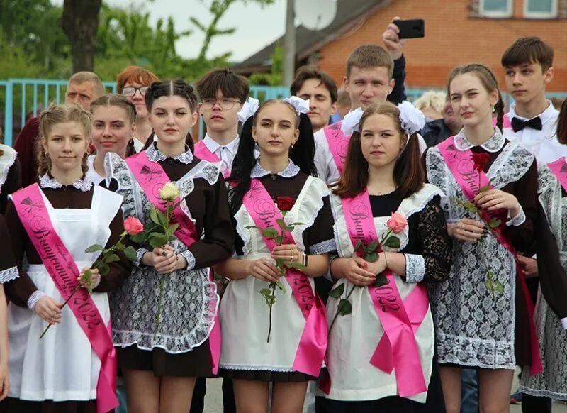 Авангард буда кошелево выпуск. Буда-Кошелево гимназия. Школа 1 Буда-Кошелево. Средняя школа номер 1 Буда- Кошелево. Фото с последнего звонка 9 класс.