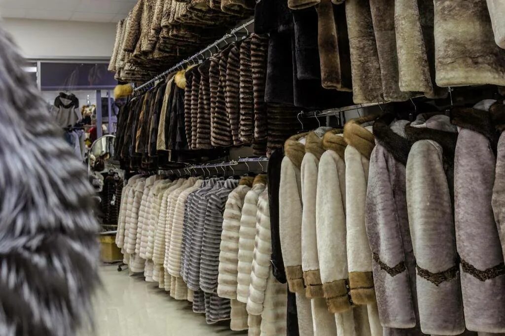 Меха на рынке лире пятигорск. Шубы 90-х годов. Меховой рынок пятигорск. Выставка шуб. Шубный рынок пятигорск 2021.