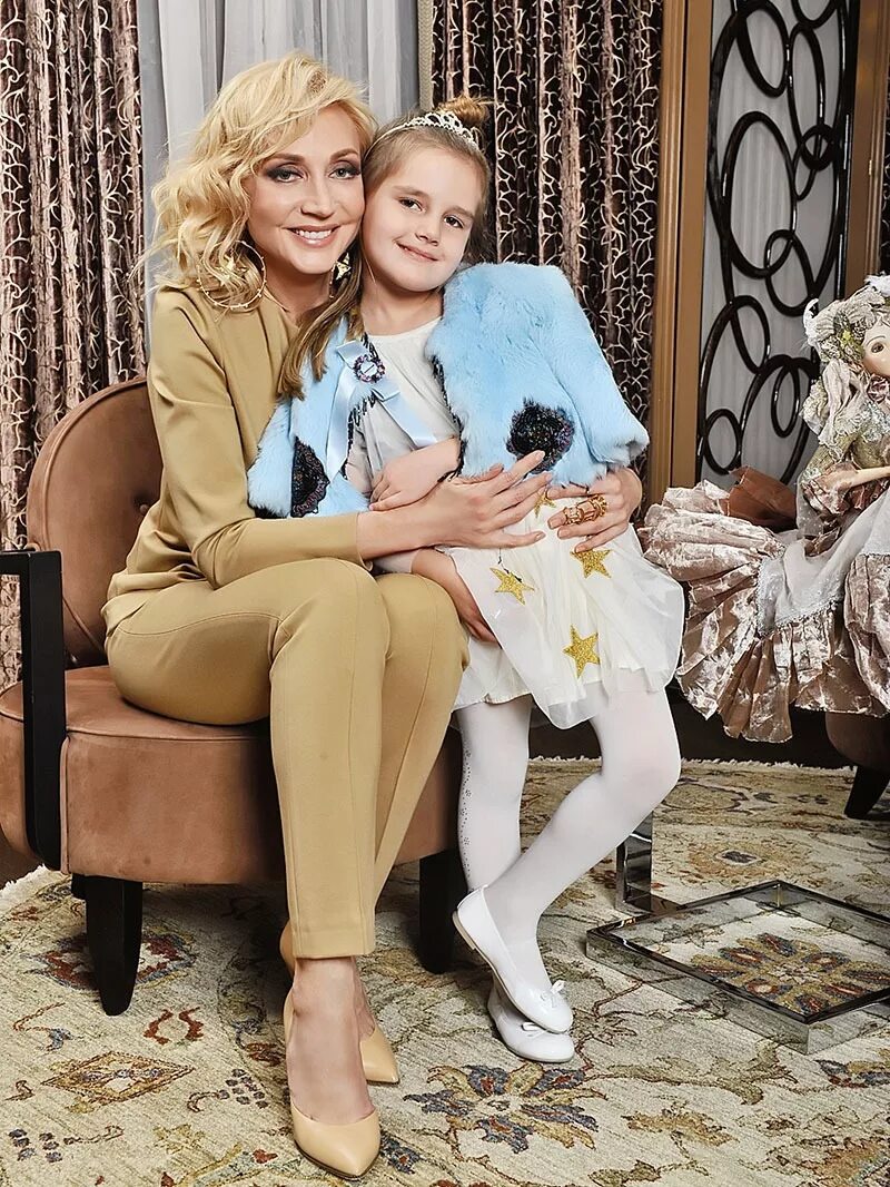 Муж орбакайте. Дочь кристины орбакайте. Кристина орбакайте с дочкой. Дочь кристины орбакайте. Клава зимина орбакайте.