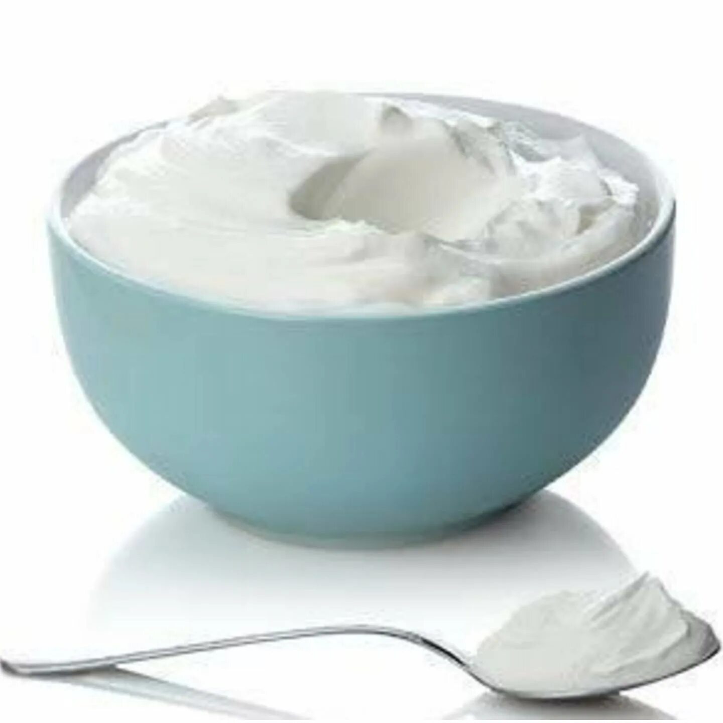 Польза греческого йогурта. Йогурт. Сметана. Йогурт на белом фоне. Сметана сервировка.