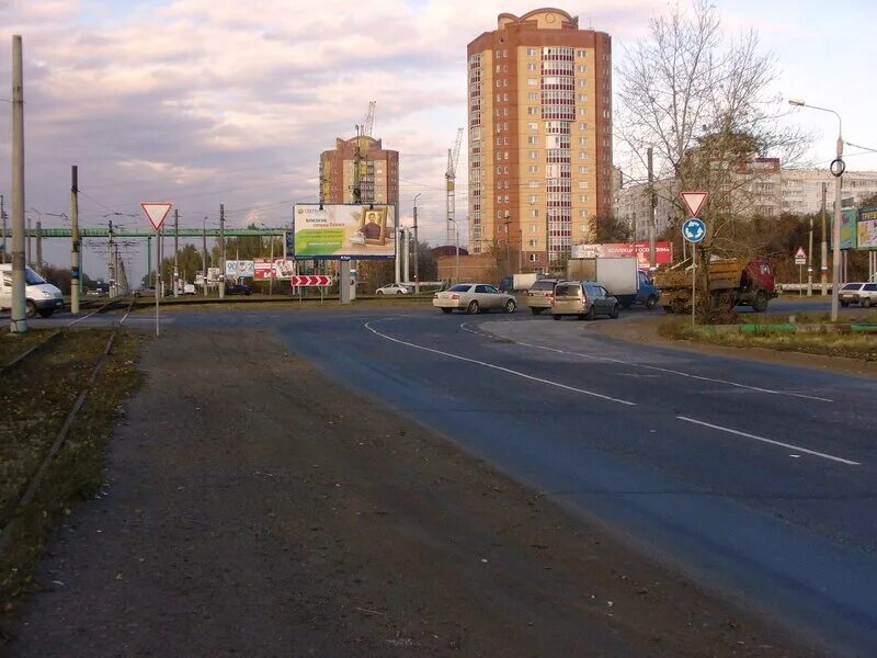 Трамвайное кольцо в нефтяниках омск. Королева 24/2 омск. Улица королёва омск. Королева 14 омск. Дом проспект королева 2 омск.