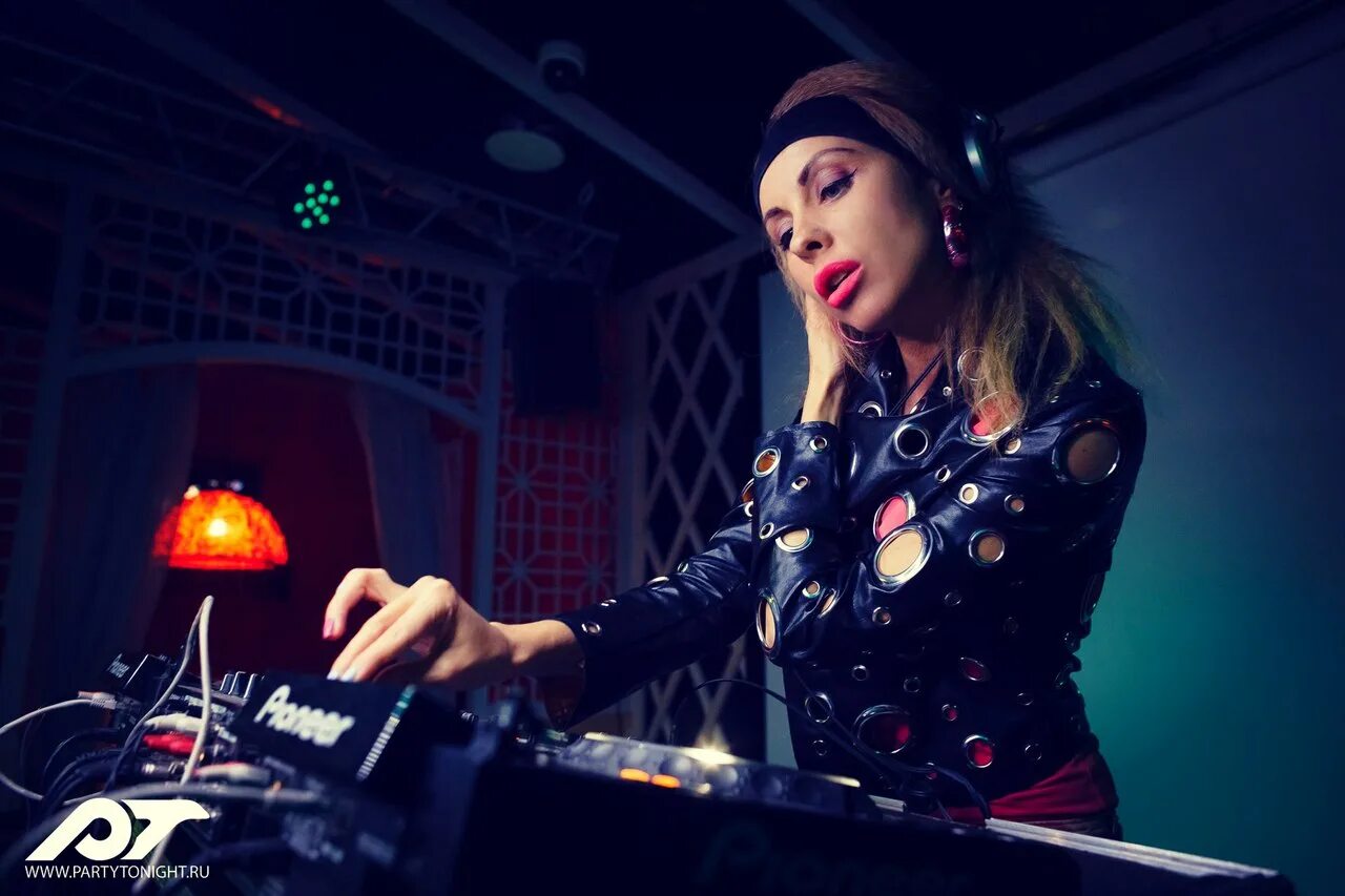 Dj дэн. Диджей 23 февраля. Диджей 23. Самые популярные диджеи в москве. Образ диджея.