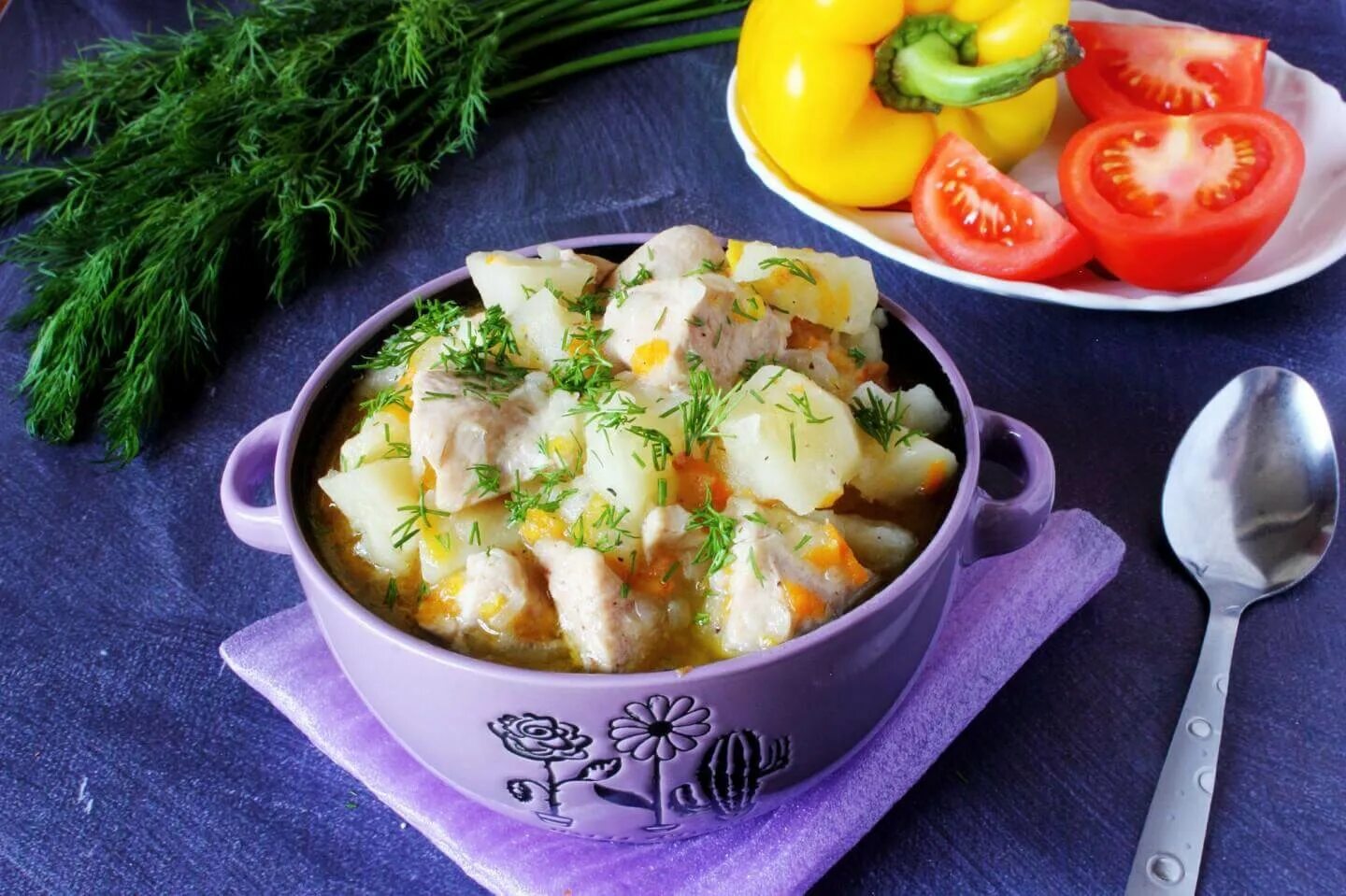 Тушеная картошка с грудкой в кастрюле. Тушёная картошка с курицей в кастрюле. тушёная картошка с курицей. тушёная картошка с куриным филе. тушёная картошка с куриным филе в кастрюле.