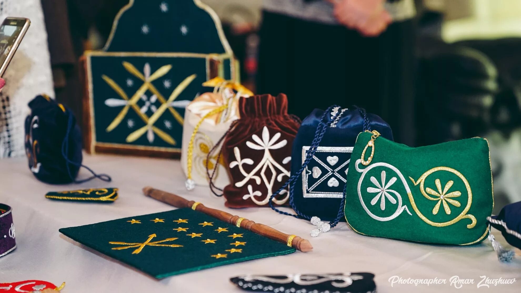 белорусское декоративно прикладное искусство. национальные сувениры. сувениры народных промыслов. русские национальные атрибуты. азербайджанская культура.