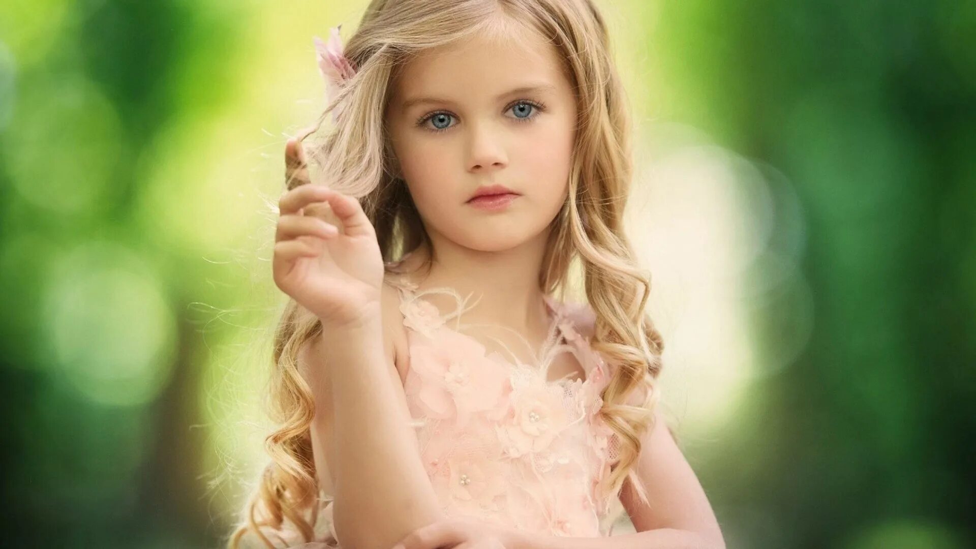 Красивые причёски для девочек. Модные прически для девочек 8 лет. Карина козырева. Прическа на длинные густые волосы девочке. Прически для девочек.