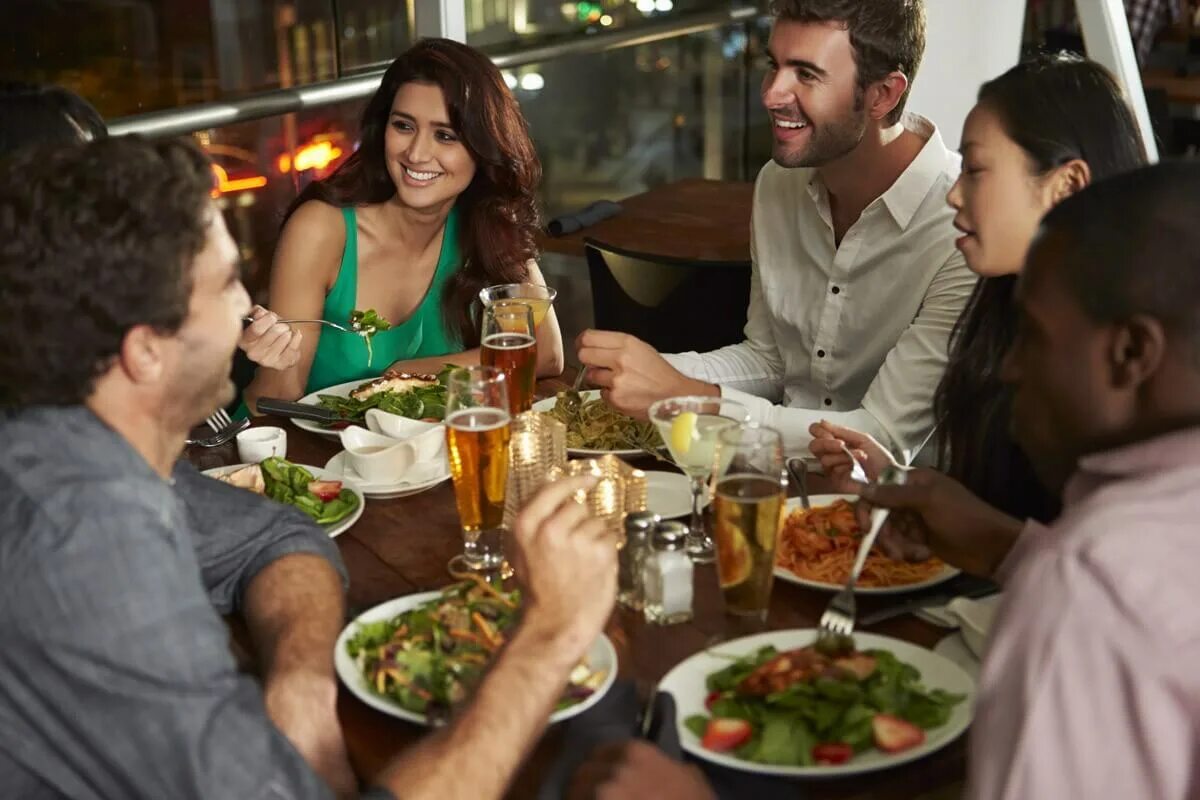 Friends dining. Люди в ресторане. Люди обедают в кафе. Люди обедают в ресторане. Ужин с друзьями.