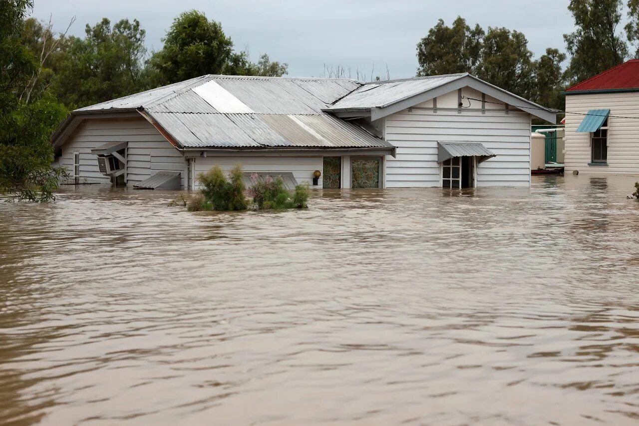 Два затопленных дома. Наводнения. Затопленный дом. Паводок. Наводнение в доме.