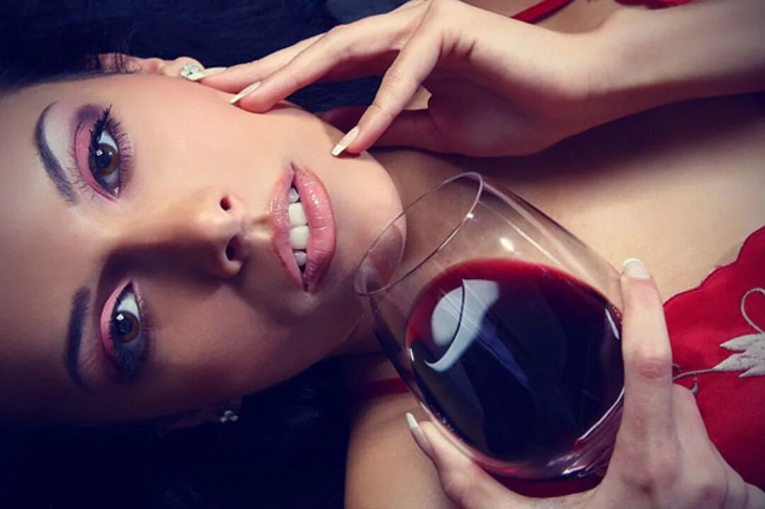 девушка с вином. девушка с вином. девушка с вином. фотосессия с вином. красивые женщины за столом.