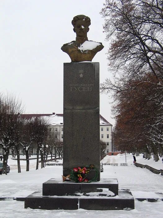 Памятник гусеву. Памятники Гусева Калининградской области. Памятник Гусеву в Гусеве. Город-герой Гусев.