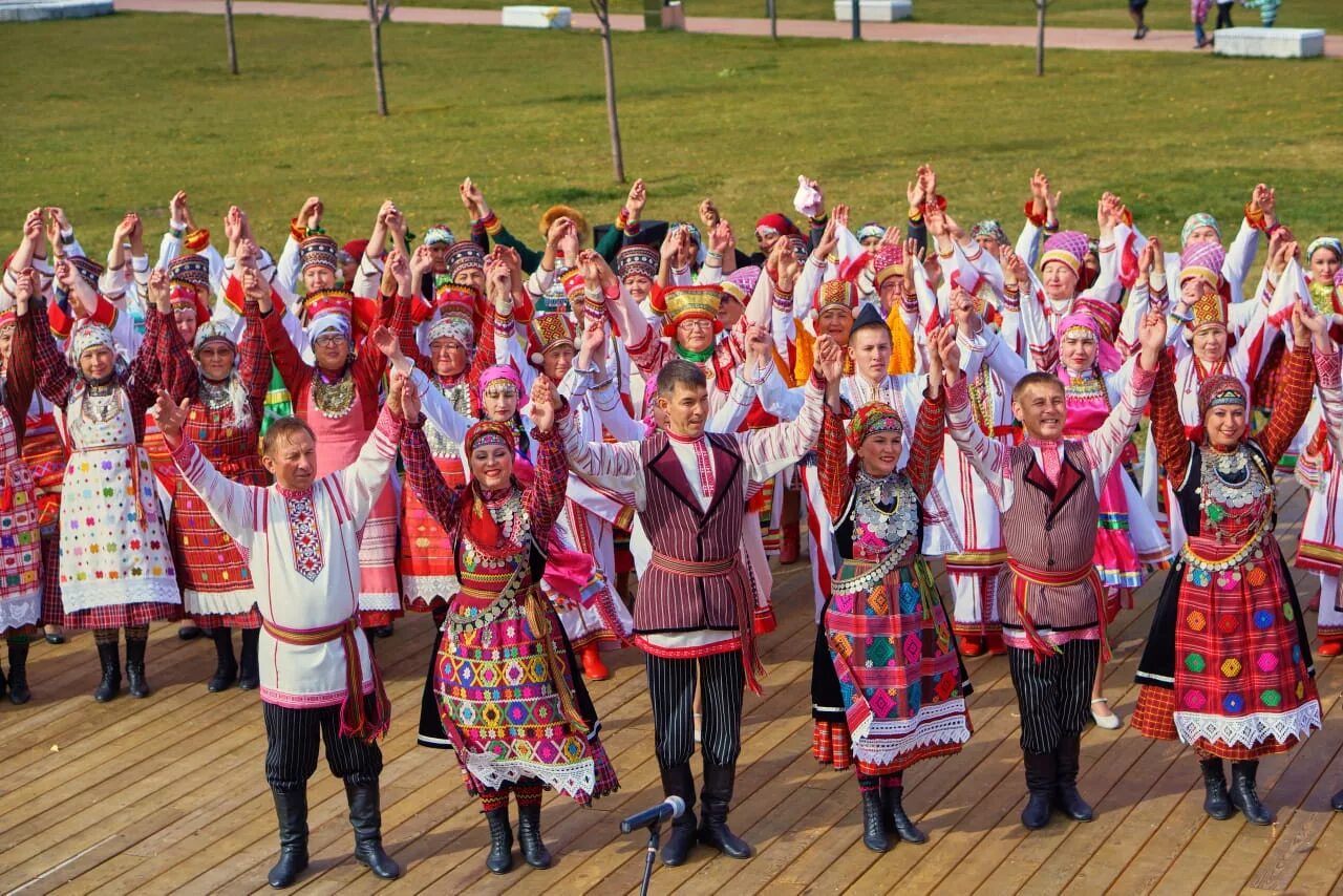 Удмурты финно-угорский народ. Народы Татарстана удмурты. Фестиваль финно-угорских народов. Дружба народов Татарстана. Группа удмуртская республика