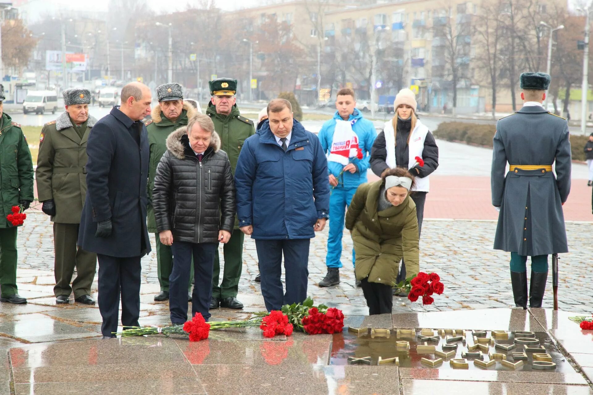 Возложение цветов к памятнику. Возложение цветов к памятнику неизвестного солдата. 3 Декабря возложение цветов. Возложение цветов к монумент воинской и трудовой славы (Пенза). Памятные события в семье