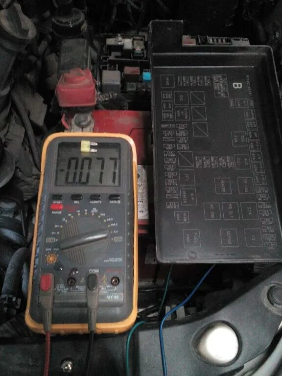 Утечка тока в приоре. Toyota corolla e120 аккумулятор. Допустимая величина тока утечки на автомобиле. Ток утечки тойота. 10а на мультиметре.