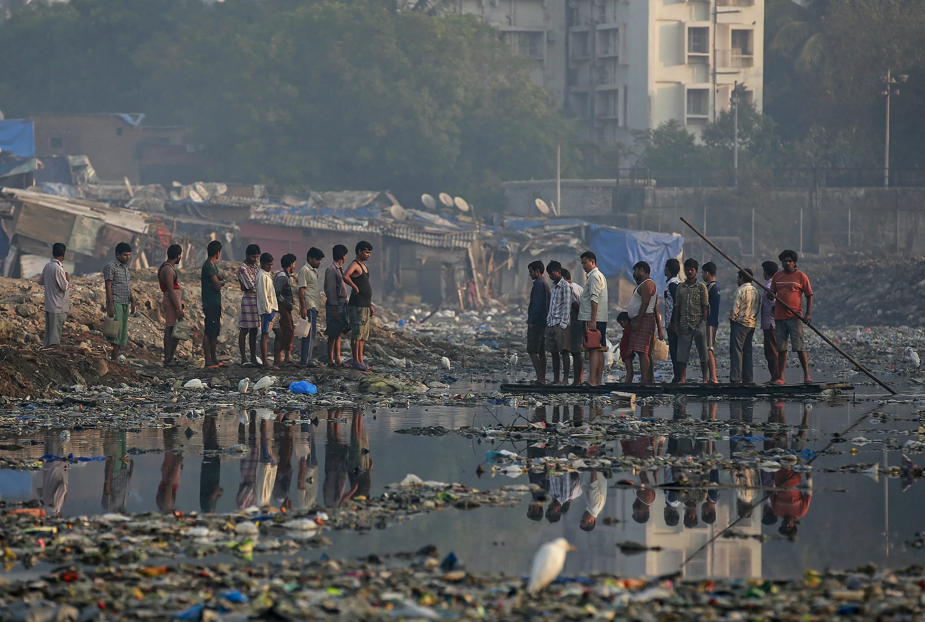 Основные экологические проблемы индии. Мумбаи Индия трущобы. Ганг в Мумбаи. Мумбаи грязь.