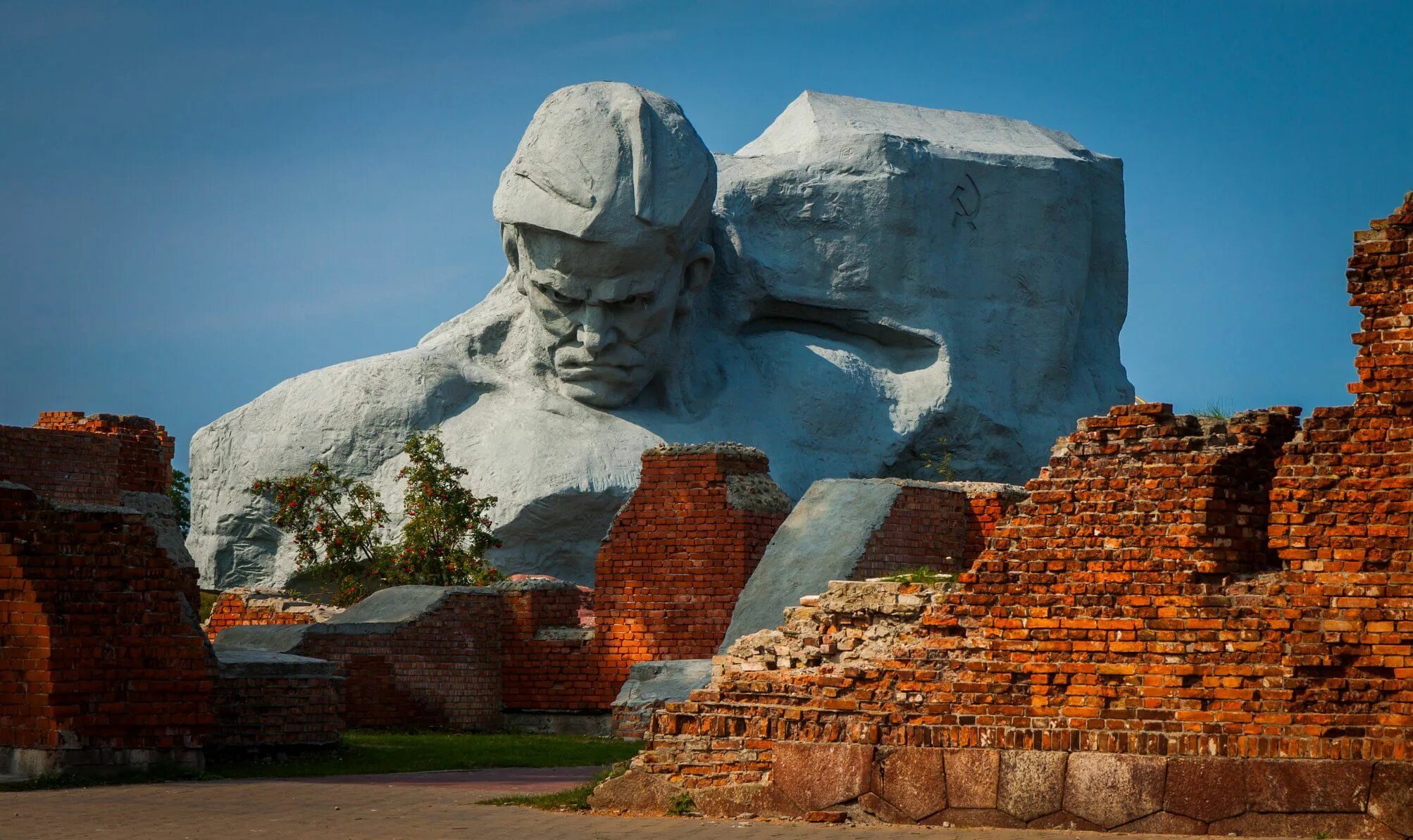 Мемориальный комплекс Брестская крепость-герой. Мемориал Брестская крепость Беларуси. Крепость герой Брест Брестская крепость. Брест. Мемориал Брестской крепости.. Историческое памятное место