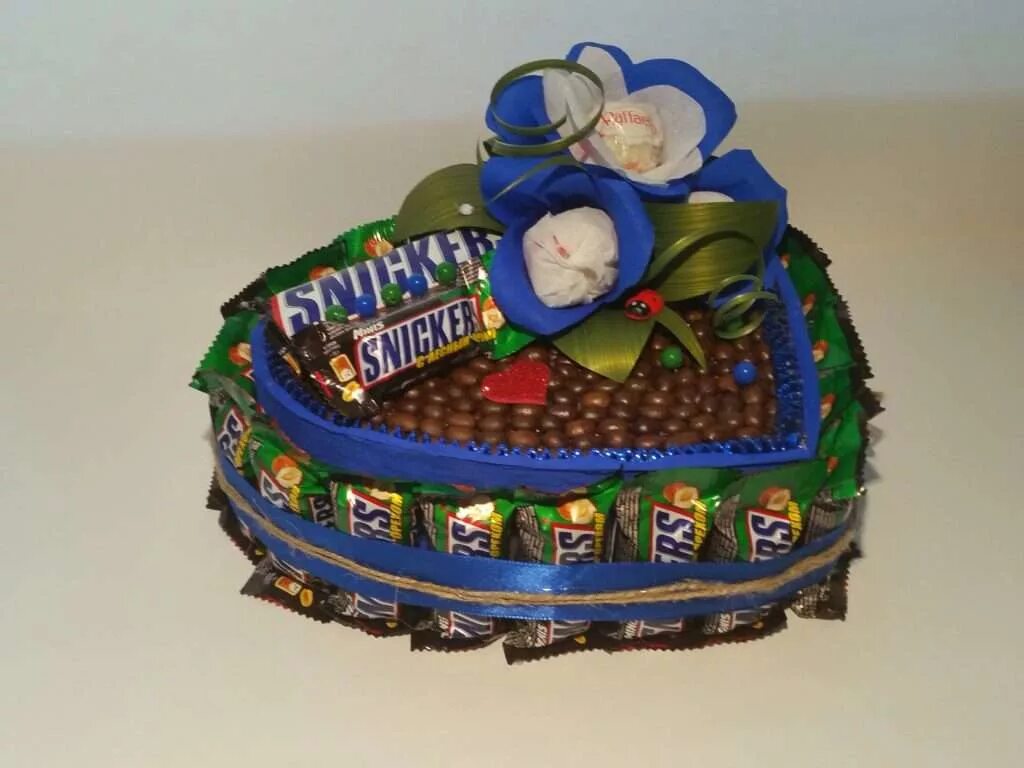 Руль из конфет. Подарок из конфет мужчине на 23 февраля. Подарок на 23 февраля танк из конфет. Подарки своими руками. Сладкий подарок на 23 своими руками.