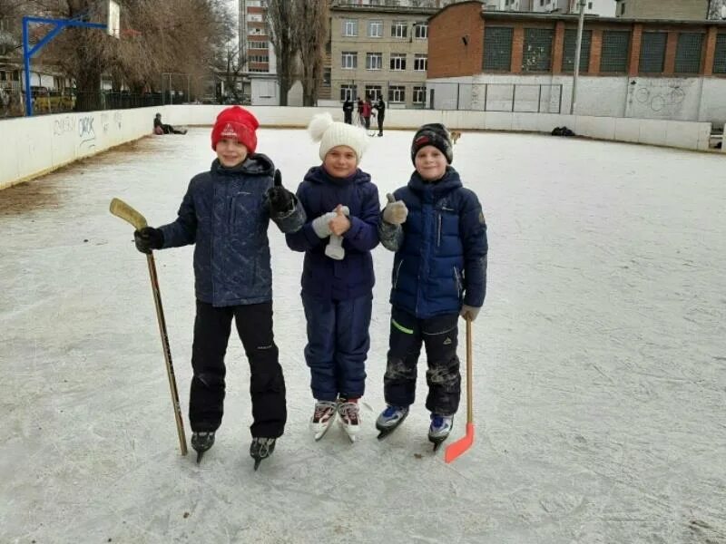 Каток на школьном дворе. Зимние каникулы каток. Школьные забавы. Каток на территории школы временный на зиму. Каникулы в саратове в школах