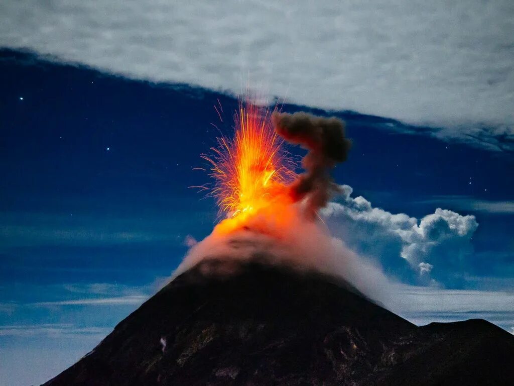 Вулкан тамбора индонезия. Вулкан камерун извержение. Вулкан t me. Жерло вулкана везувий. Антуко (вулкан).