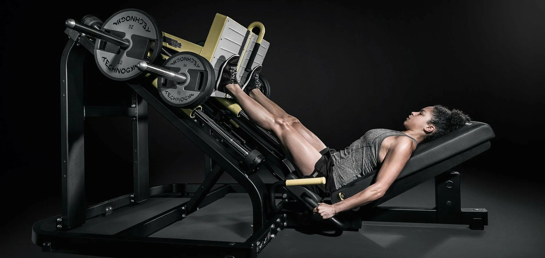 Разгибание голени в тренажере техника. Приседания в гакк тренажере. Тренажер жим ногами платформа. Тренажеры для ягодиц в тренажерном зале. Тренажеры для ног для девушек.