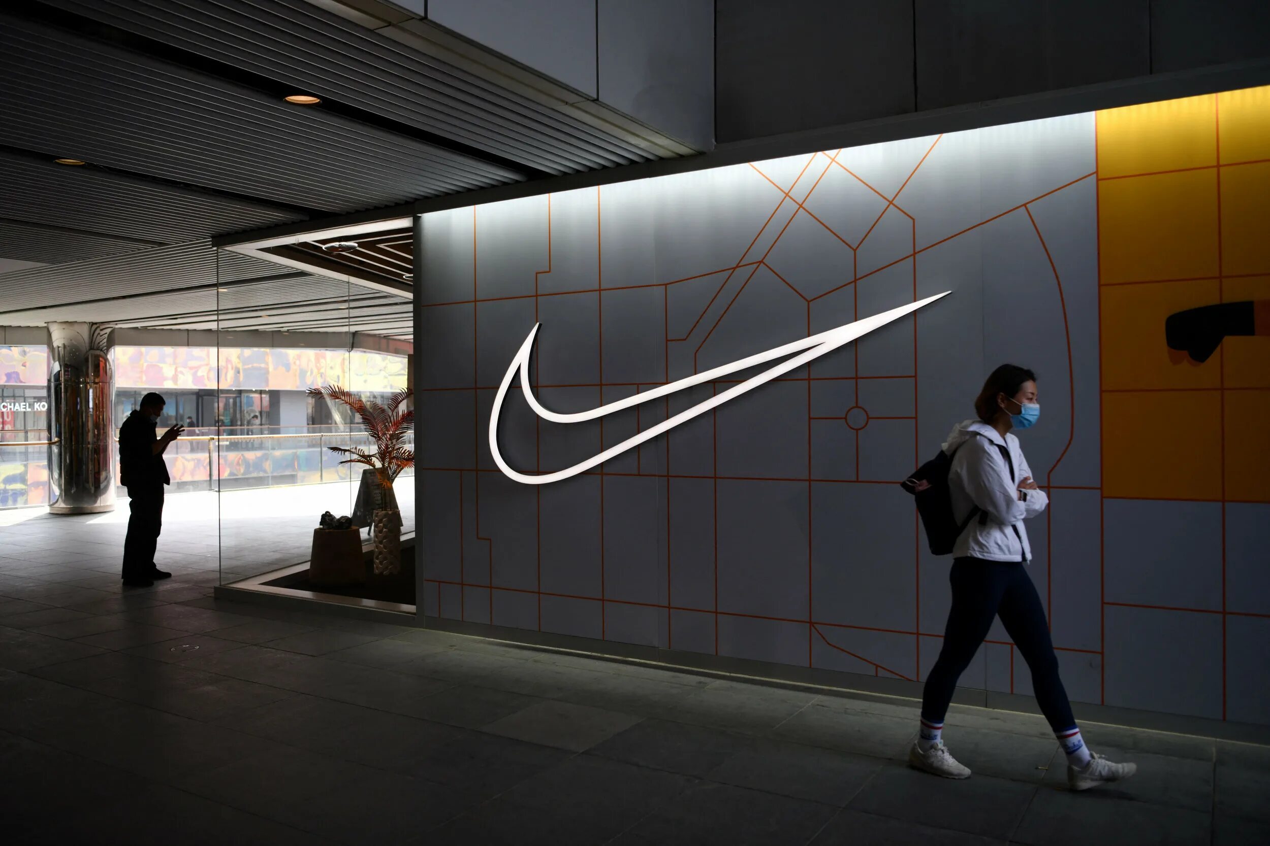 Китайский Nike. Завод Nike в Китае. Завод найк. Найк в Азии. Китайский найк