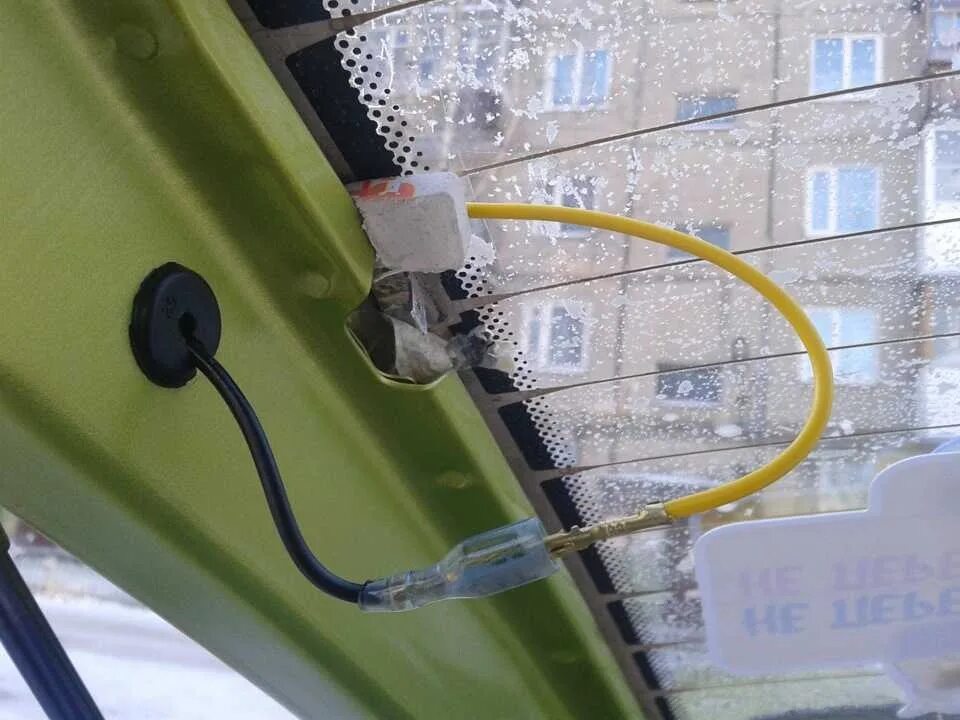 Как отремонтировать обогрев заднего стекла. Клеммы обогрева заднего стекла ваз. подогрев заднего стекла ваз 2112. обогреватель заднего стекла. антенна в обогреватель заднего стекла.