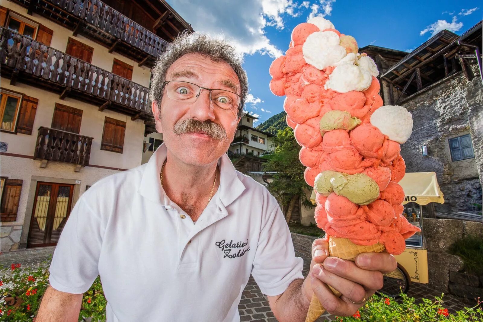 Удивительные люди в мире. Самая гигантская мороженка в мире. Рекорды Гиннесса. Огромное мороженое. Самое необычное мороженое.