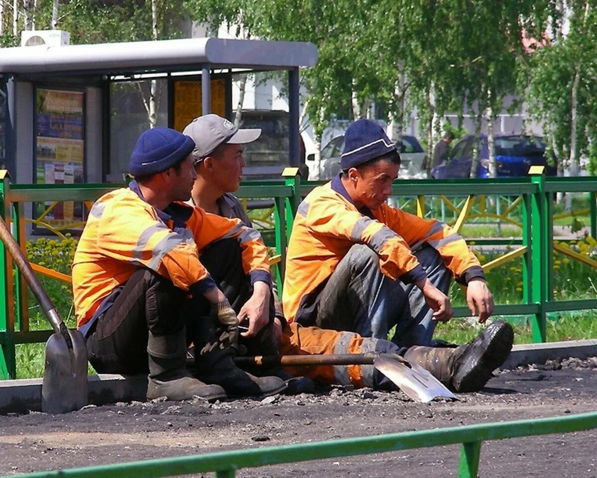 Рабочие гастарбайтеры. Гастарбайтеры в России. Мигранты гастарбайтеры. Гастарбайтеры на улице.