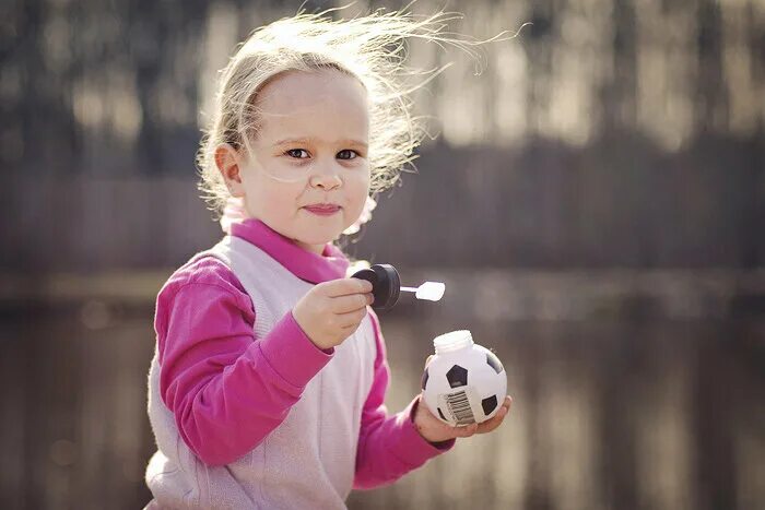 Гемма аткинсон. Девушка в бигудях. Emma howes модель. Удовольствие эмоция. Девушка улыбается.