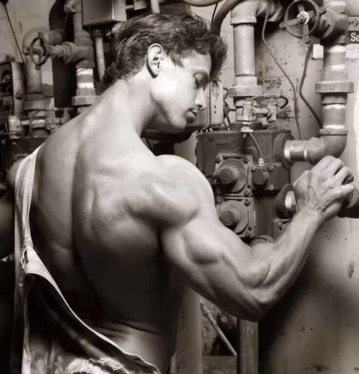 Чинит кран. Женщина с гаечным ключом. Пришел сантехник. Женщина слесарь. Женщины автомеханики.