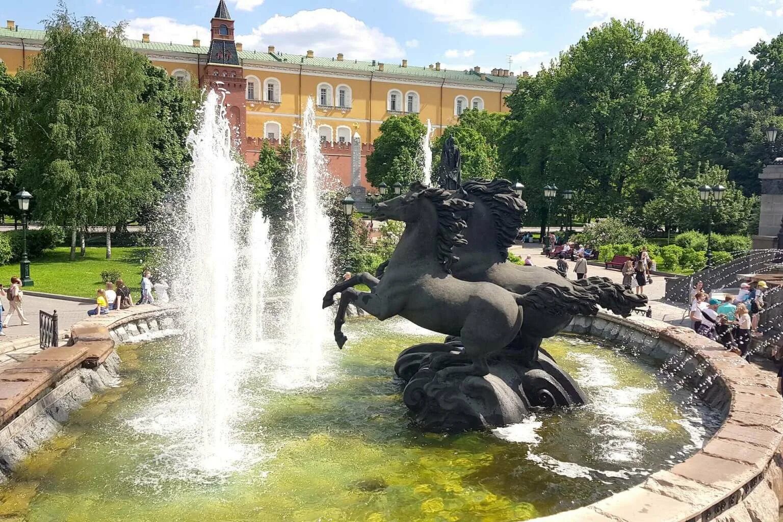 Самые лучшие парки москвы. Фонтан Бове в Александровском саду. Александровский парк Москва. Александровский сад Москва сейчас. Самые красивые парки Москвы.