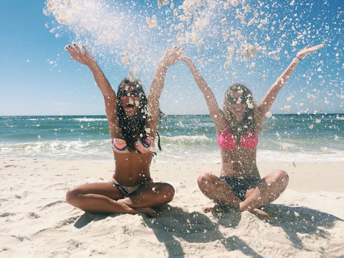 Девушки отдыхают летом. Веселье на пляже. Пляж море люди. Веселая девушка на море. Лето пляж.