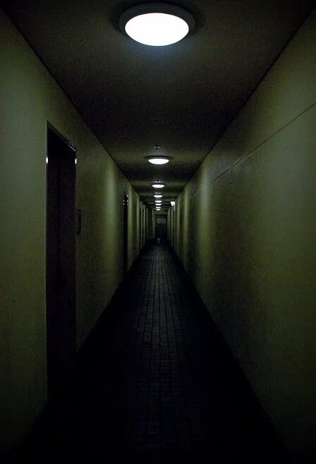 Длинный коридор мрачный. Темное помещение. Боязнь коридоров. Боязнь коридоров. Боязнь коридоров.