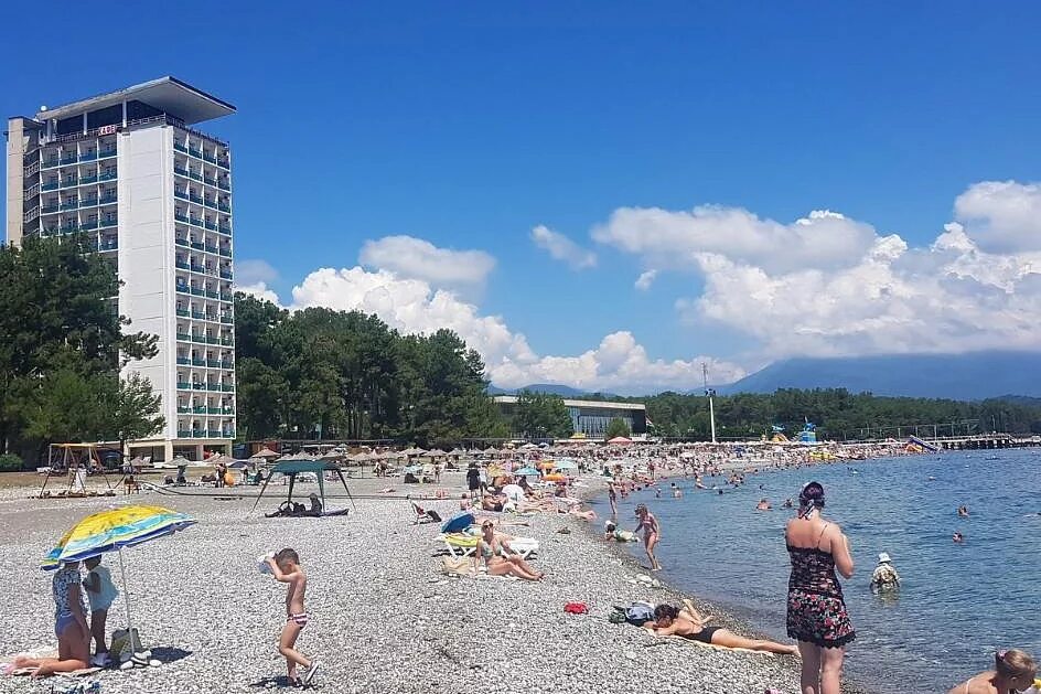 Погода в пицунде вода в море. Пицунда пляж. Городской пляж Пицунда Абхазия. Пицунда пляж 2023. Абхазия Пицунда пляж 2020.