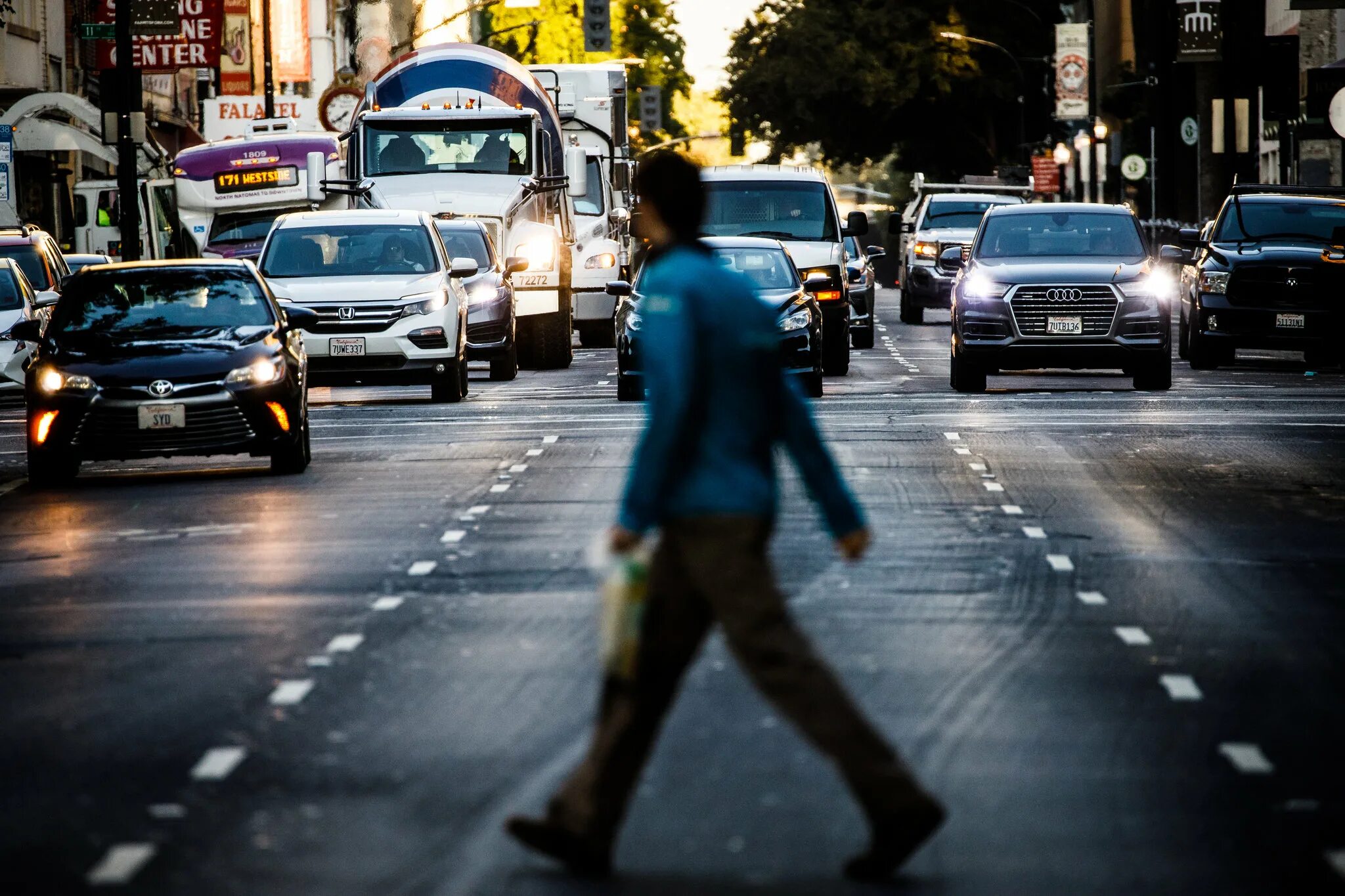 Car Driving размытое. Driving in the City. Деловой мужчина переходит дорогу. Парень переходит улицу. Big city cars