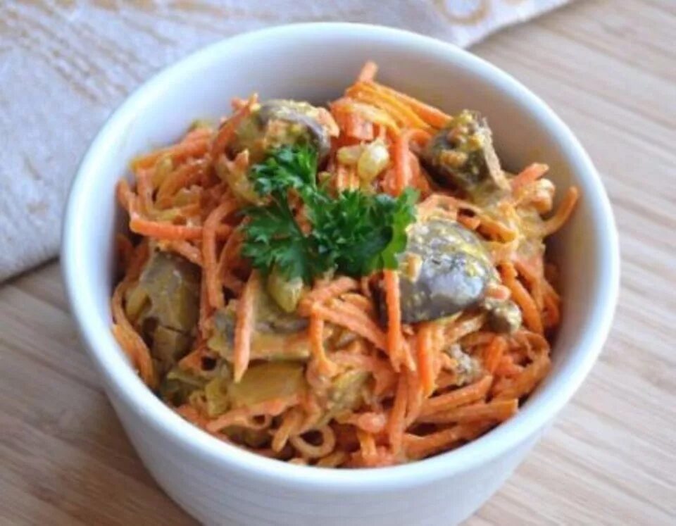 салат корейская морковь печенка. салат корейская морковь печенка. салат с печенкой куриной и корейской морковкой. салат с печенкой и корейской морковкой. салат с куриной печенью и корейской морковью.