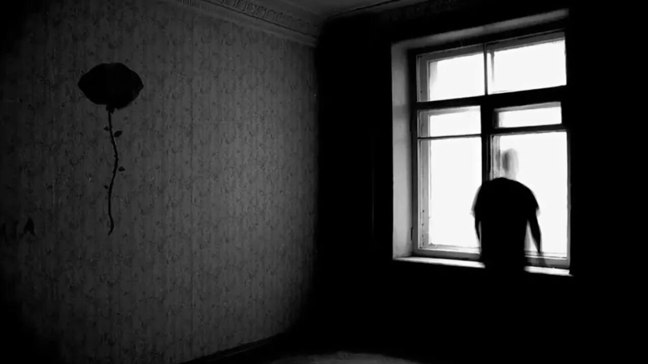 В квартире пустой какой отстой. Человек в пустой комнате. Одиночество в комнате. Одинокий человек в комнате. Темный угол комнаты.