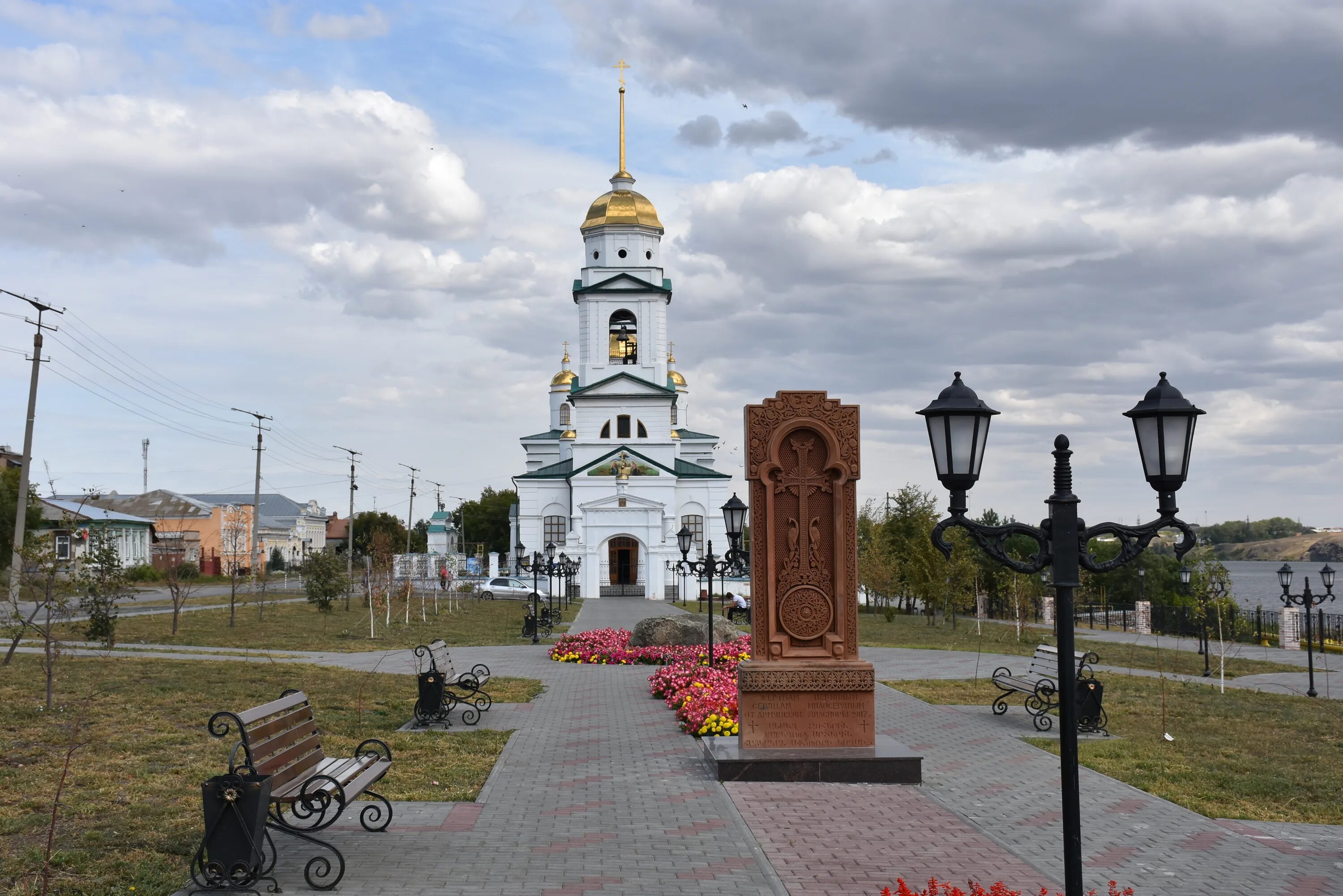 Электросети троицк челябинская область. Набережная города Троицка Челябинской области. Площадь города Троицка Челябинской области. Троицк Челябинская обл достопримечательности. Храм на площади Троицк Челябинской области.