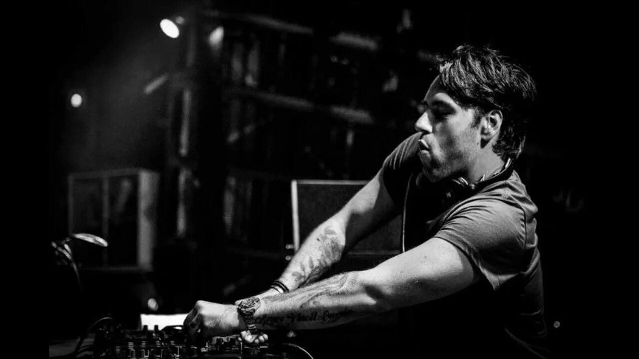 Reload ingrosso. Себастьян ингроссо. ingrosso. umbrella себастьян ингроссо. sebastian ingrosso dark river festival version.