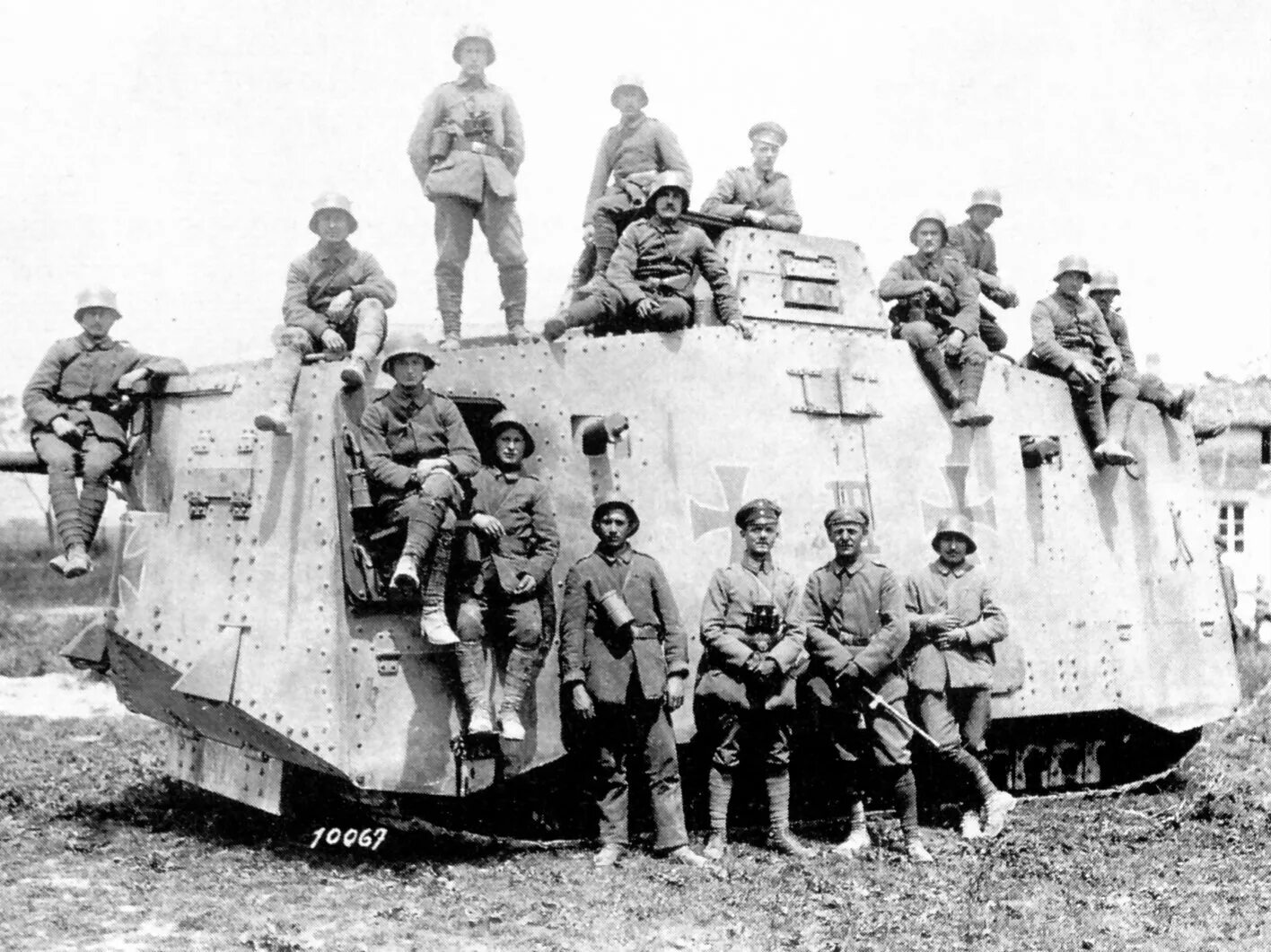 Немецкий танк первой мировой а7v. Немецкий танк 1 мировой войны a7v. A7v танк экипаж. Первые танки германии