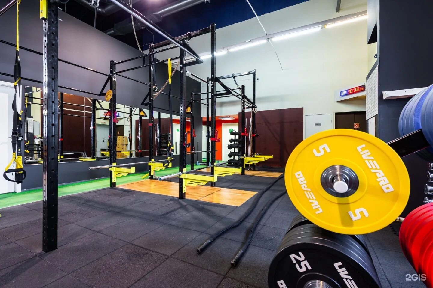 Спорта мега. Fitness Dvor Пролетарская. Обуховской обороны тренажерный зал адонис. Обуховский тренажёрный зал. Фитнес дворик.