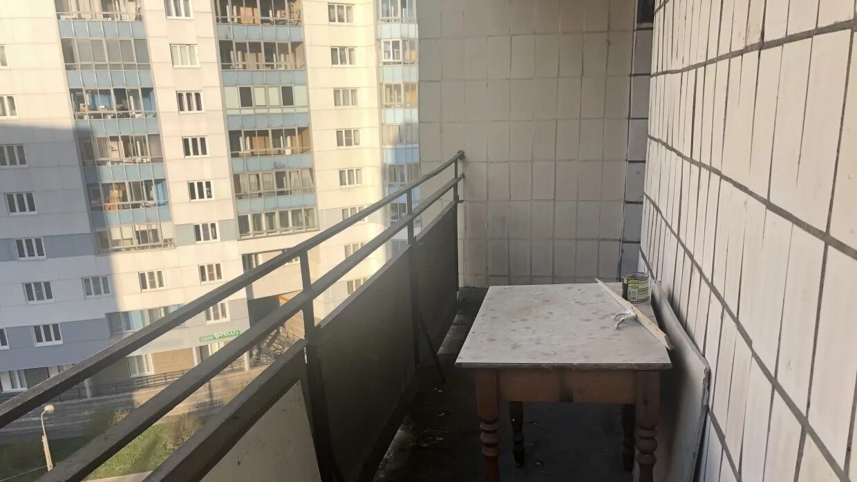 Балкон в подъезде. Пристройка к многоквартирному дому. Подъездный балкон. Балкон в многоквартирном доме. Балкон в подъезде.